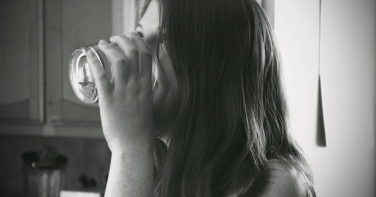 A Proper Way to Drink Water on an Empty Stomach in The Morning