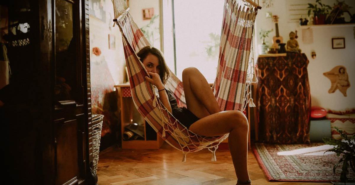 11 Signs That Someone We Know Is an Extroverted Introvert