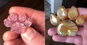 Company Uses Ashes Of Beloved Pets to Make Glass Replica Paws As a Memorial